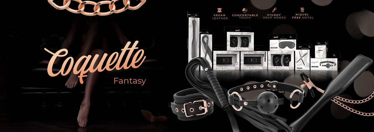 Bannière Coquette Fantasy présentant une sélection d’accessoires fétiche et BDSM noirs aux finitions métalliques, sur fond sombre élégant.