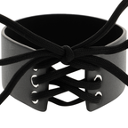 Détail du laçage ajustable sur ras de cou cuir vegan noir