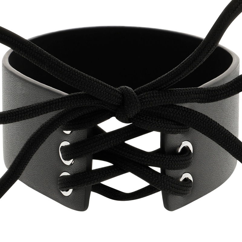 Détail du laçage ajustable sur ras de cou cuir vegan noir
