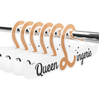 Cintres lingerie dorés Queen Lingerie 27,5 cm présentés sur une barre de rangement