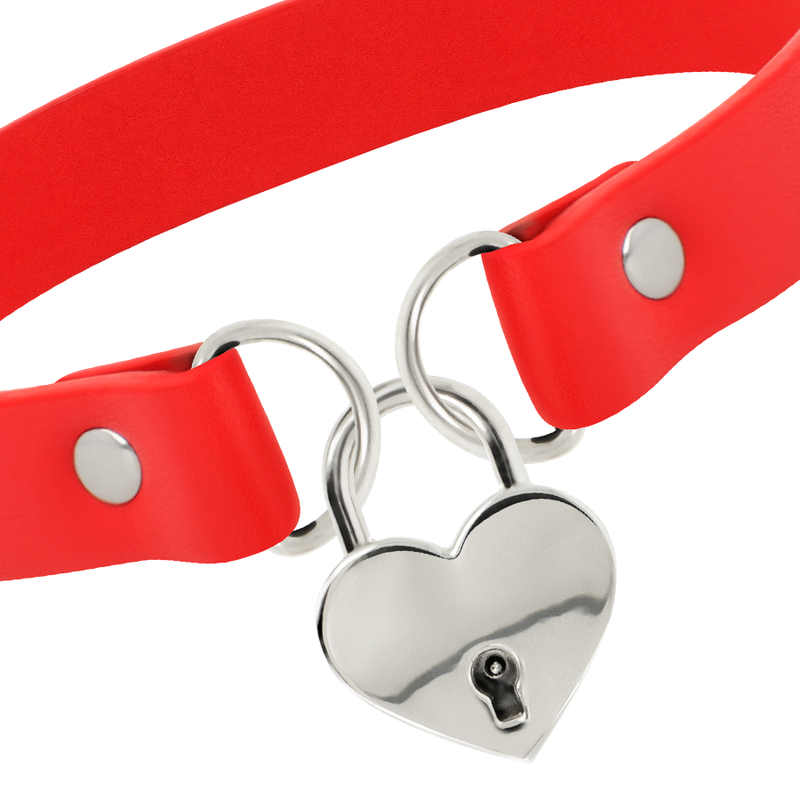 Détail du cœur métallique et de la clé sur collier rouge cuir vegan