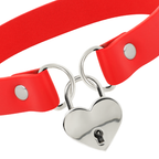 Détail du cœur métallique et de la clé sur collier rouge cuir vegan