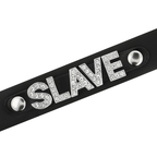 Détail de l’inscription contrastée sur choker noir en cuir vegan