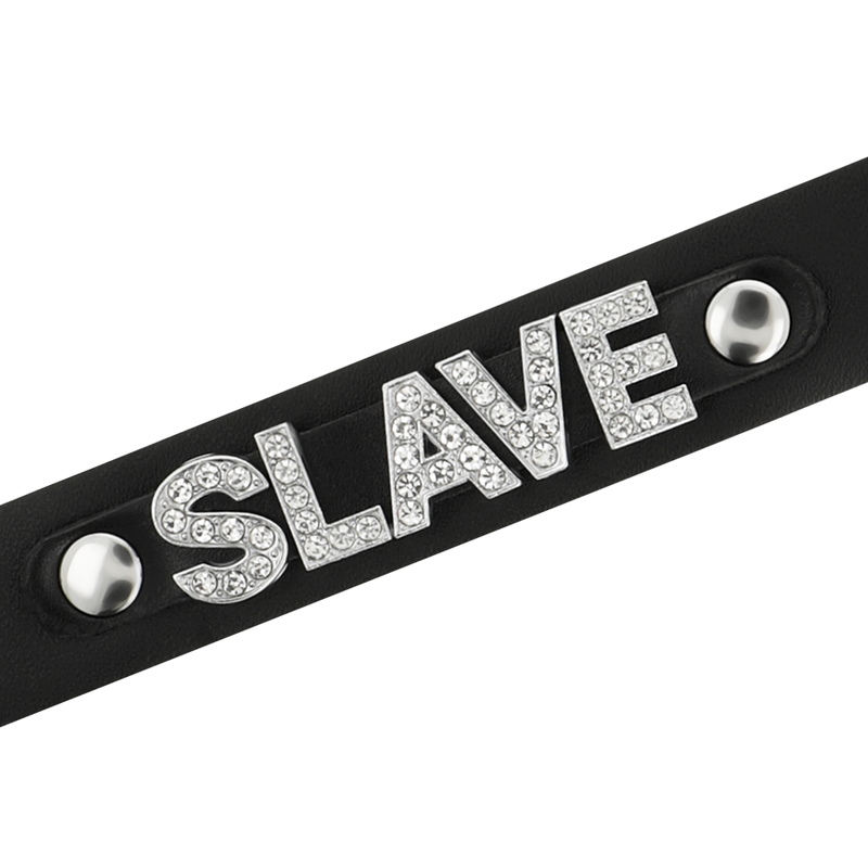 Détail de l’inscription contrastée sur choker noir en cuir vegan