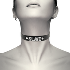 Choker noir en cuir vegan porté autour du cou Coquette Chic Desire
