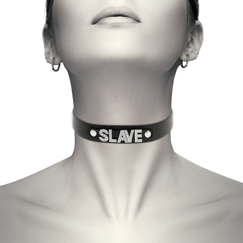 Choker noir en cuir vegan porté autour du cou Coquette Chic Desire