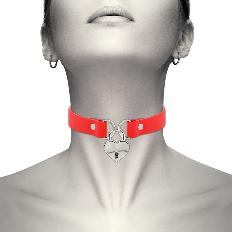 Collier rouge en cuir vegan porté autour du cou Coquette Chic Desire