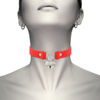 Collier rouge en cuir vegan porté autour du cou Coquette Chic Desire