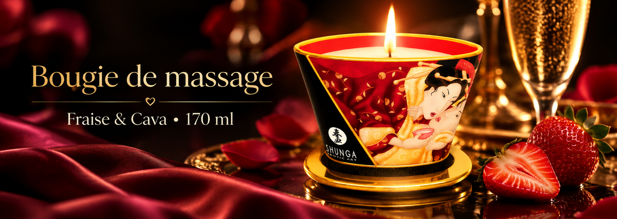 Bannière de la bougie de massage Shunga Fraise & Cava 170 ml, présentée allumée dans une ambiance élégante noire, rouge et dorée, accompagnée de fraises fraîches, de pétales de rose et d'une coupe de cava.