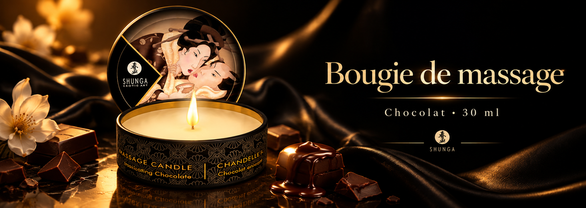 Bannière de la bougie de massage Shunga Mini Caress Chocolat 30 ml, présentée allumée dans une ambiance luxueuse noire et dorée, entourée de morceaux de chocolat, de fleurs délicates et de reflets chaleureux.
