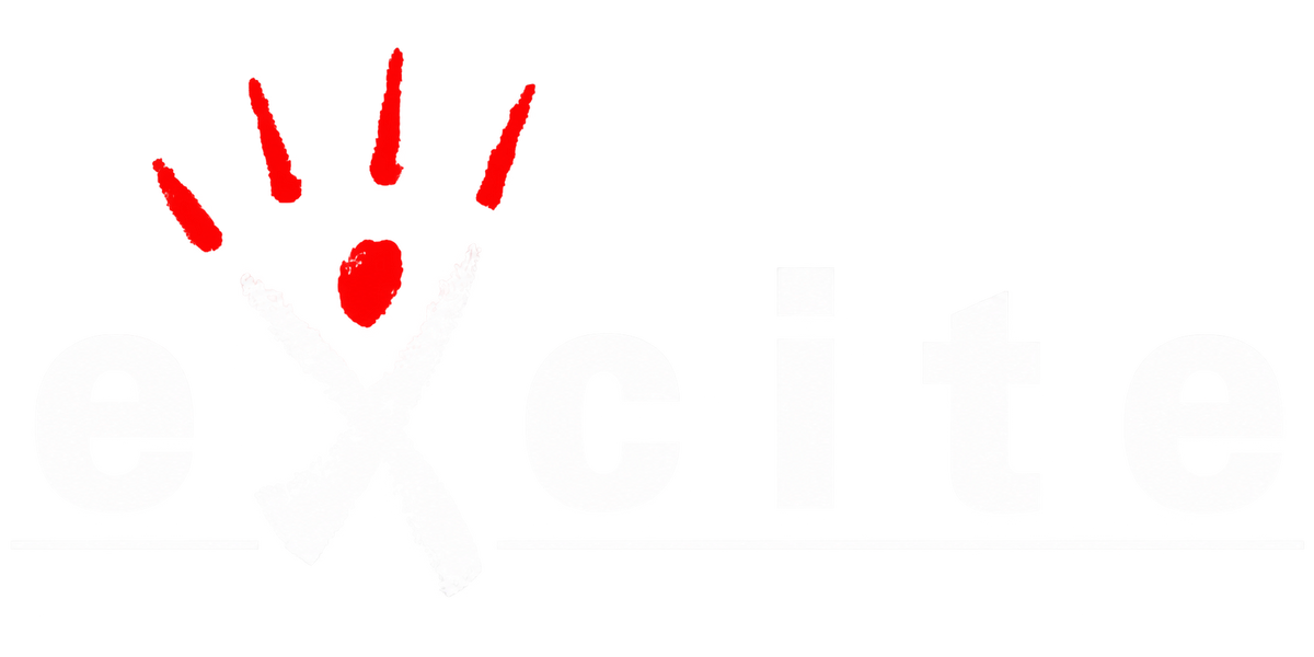 Logo Excite blanc et rouge sur fond transparent, avec lettrage blanc et symbole rouge au-dessus du X.