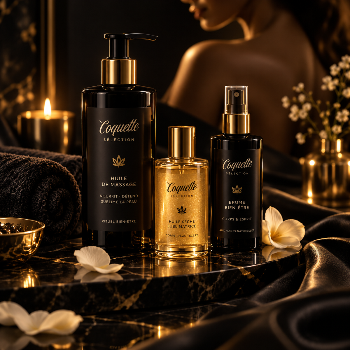 Rituel spa élégant avec huiles de massage, bougie, serviette et fleurs blanches sur fond noir et doré, illustrant la collection massage & soins du corps de Coquette Sélection.