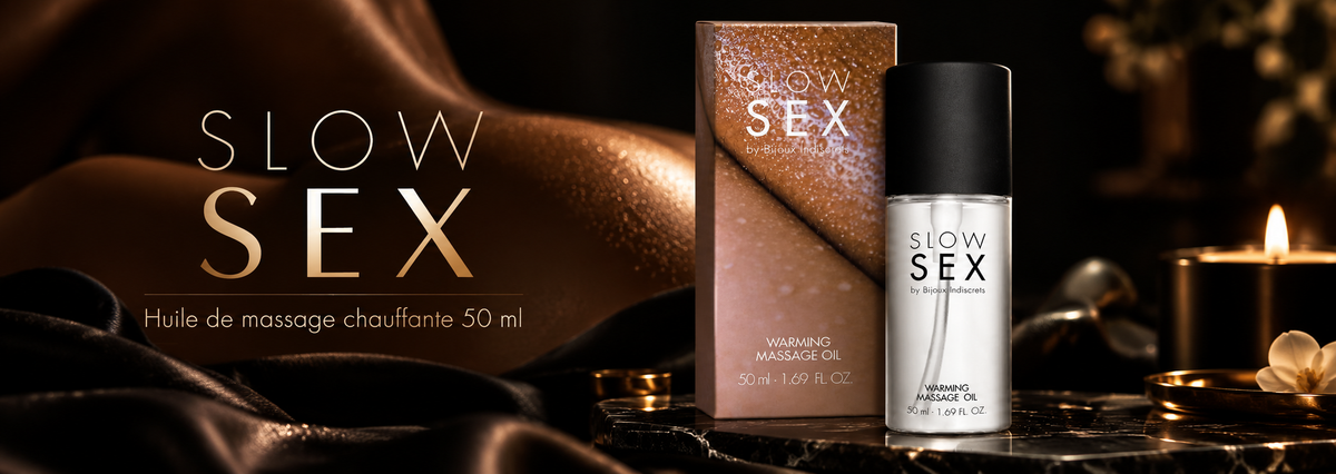 Bannière Slow Sex – huile de massage chauffante Coco 50 ml avec flacon et boîte Bijoux Indiscrets dans une ambiance noire et dorée.