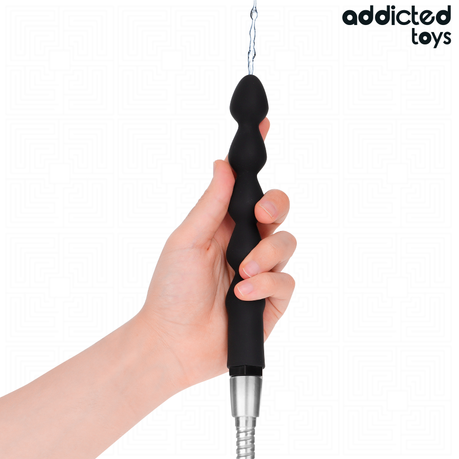 Nettoyeur anal Addicted Toys modèle 6 en main avec arrivée d’eau, préparation intime douce
