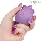 Stimulateur clitoridien Azalea Intense violet tenu en main