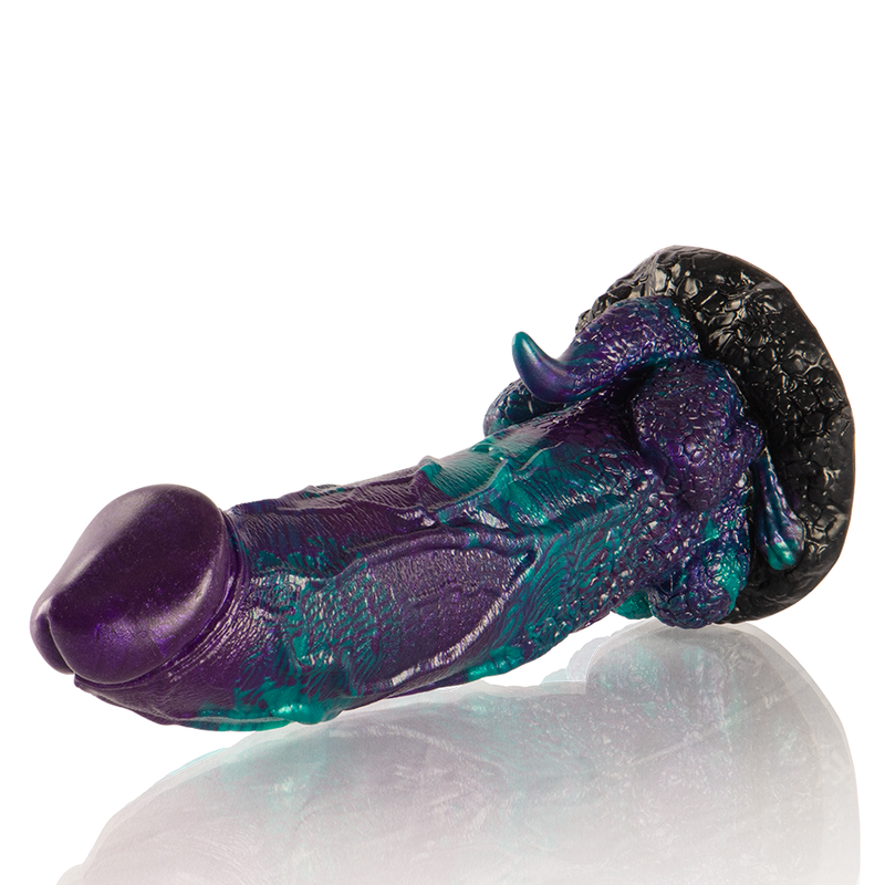 Basilisk Epic grande taille – vue inclinée du gode fantasy texturé violet et turquoise