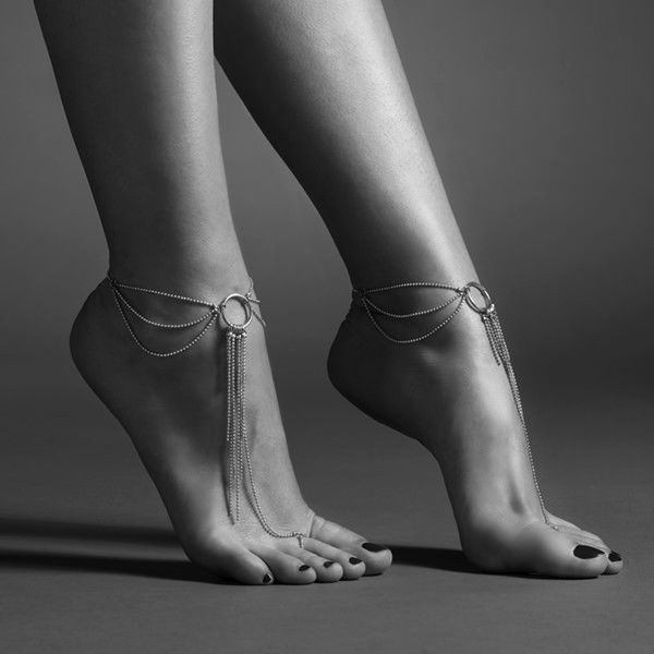 Bijoux de pieds dorés Magnifique portés avec chaînes fines autour des chevilles