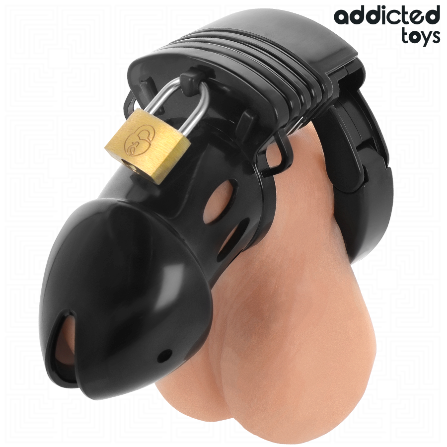 Cage à pénis Chastity Depths portée avec cadenas de sécurité