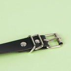 Détail de la boucle argentée de la ceinture chaîne noire Subblime