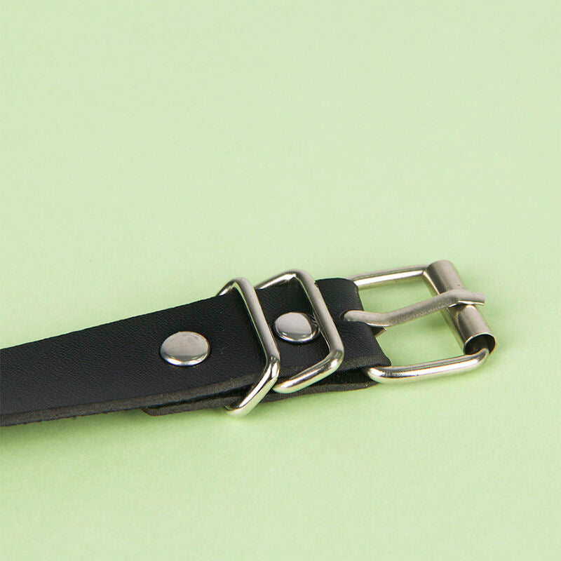 Détail de la boucle argentée de la ceinture chaîne noire Subblime