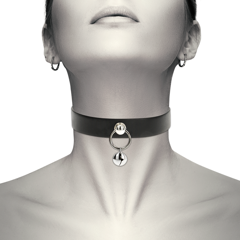 Collier ras-de-cou noir avec anneau et grelot argentés porté autour du cou
