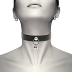 Collier ras-de-cou noir avec anneau et grelot argentés porté autour du cou