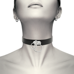 Collier double anneau noir porté autour du cou avec accessoires métalliques argentés