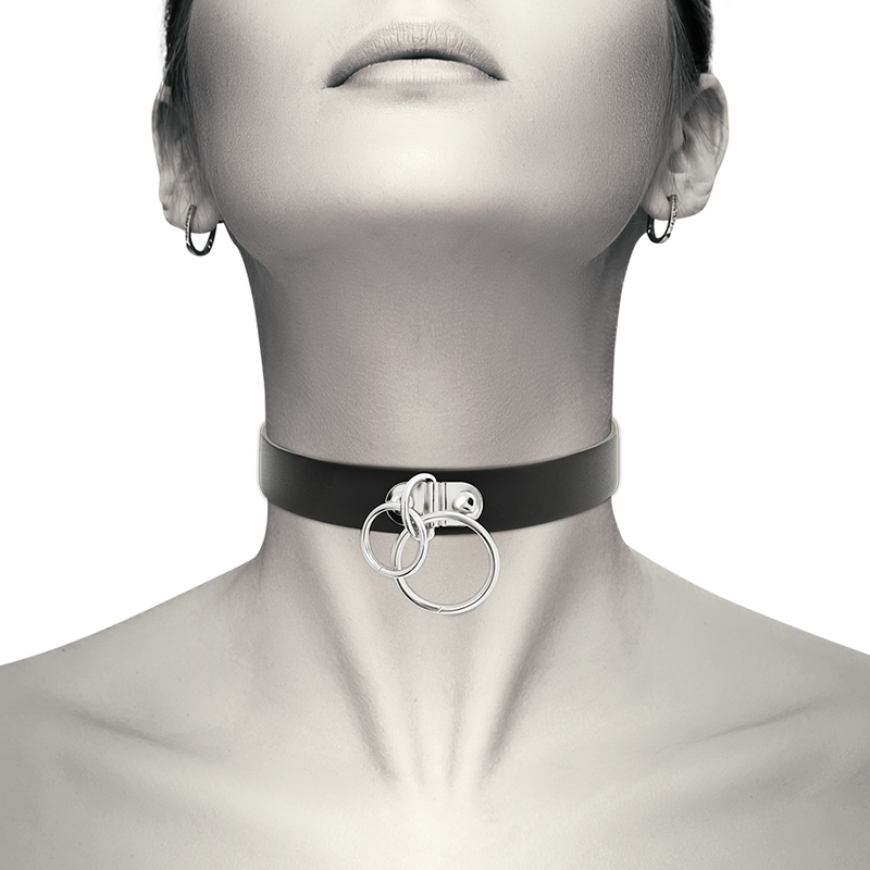 Collier double anneau noir porté autour du cou avec accessoires métalliques argentés
