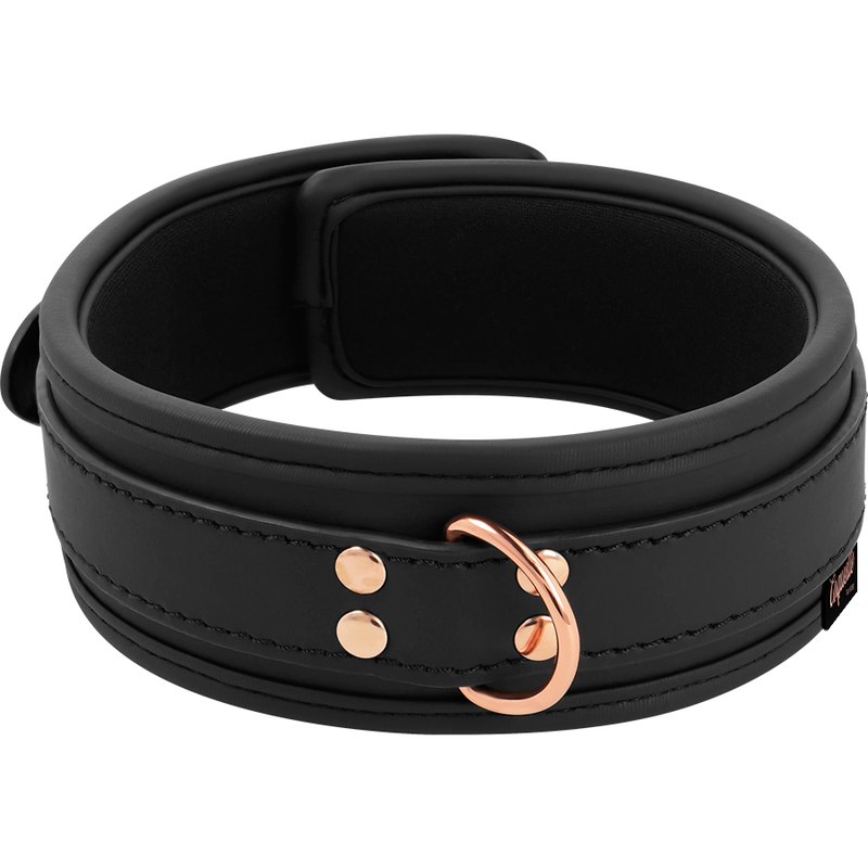 Vue de face du collier noir rembourré avec grand anneau métallique cuivré
