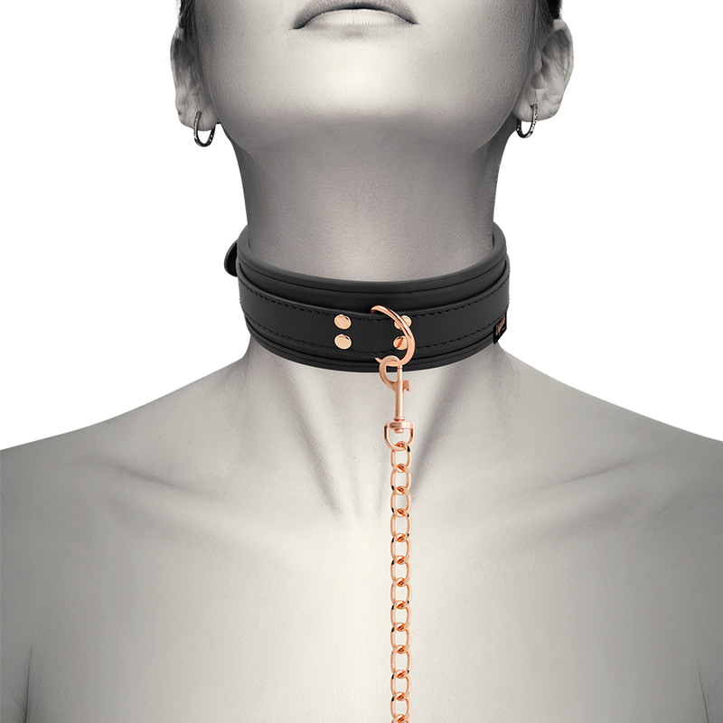 Collier fantaisie noir et sa laisse présentés sur mannequin pour illustrer son positionnement