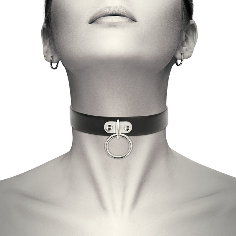 Collier noir Coquette Chic Desire porté autour du cou avec anneau argenté central