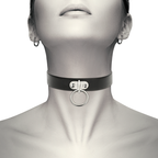 Collier noir Coquette Chic Desire porté autour du cou avec anneau argenté central
