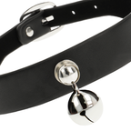 Gros plan sur la boucle réglable et le grelot argenté du collier noir Coquette Chic Desire