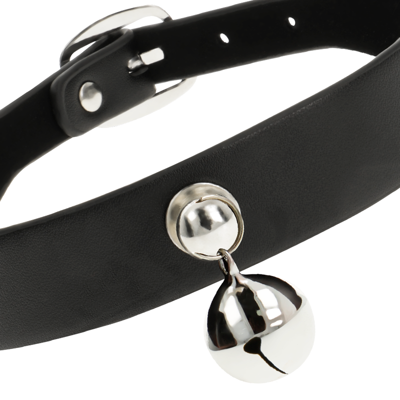 Gros plan sur la boucle réglable et le grelot argenté du collier noir Coquette Chic Desire