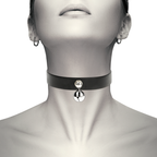 Collier noir en cuir végan avec grelot métallique argenté porté autour du cou