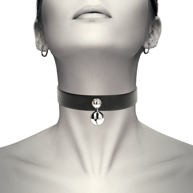 Collier noir en cuir végan avec grelot métallique argenté porté autour du cou