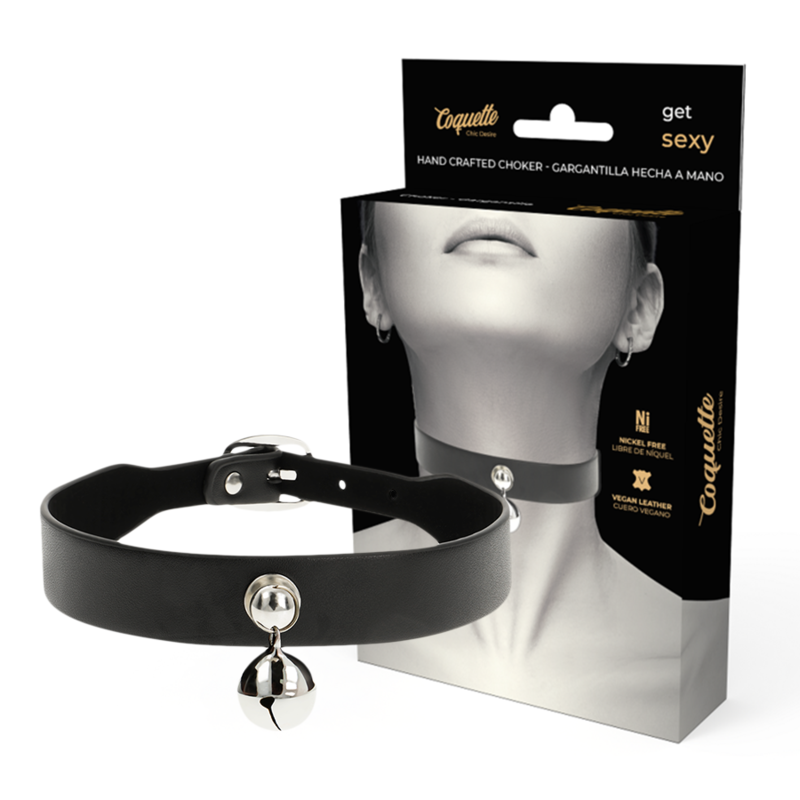 Collier ras-de-cou noir en cuir végan à grelot argenté devant sa boîte Coquette Chic Desire