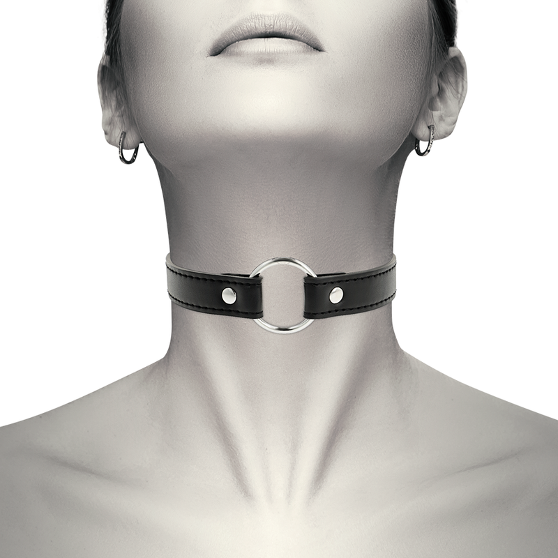 Collier ras-de-cou noir Coquette Chic Desire porté au cou