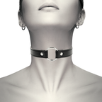 Collier ras-de-cou noir Coquette Chic Desire porté au cou