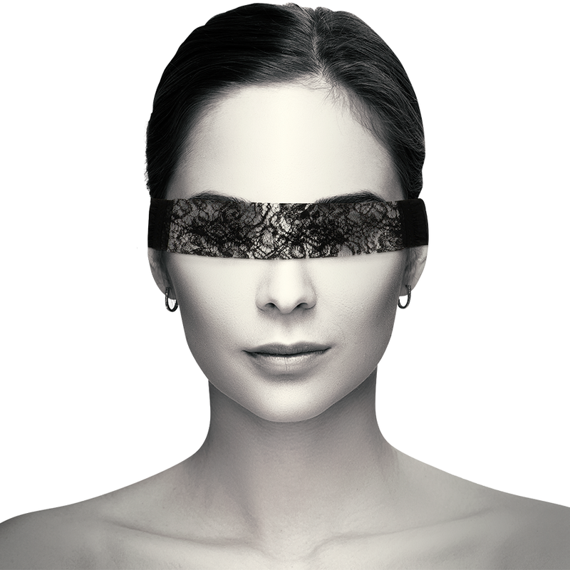 Masque en dentelle noire avec ruban porté sur les yeux, vue de face