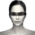 Masque en dentelle noire avec ruban porté sur les yeux, vue de face