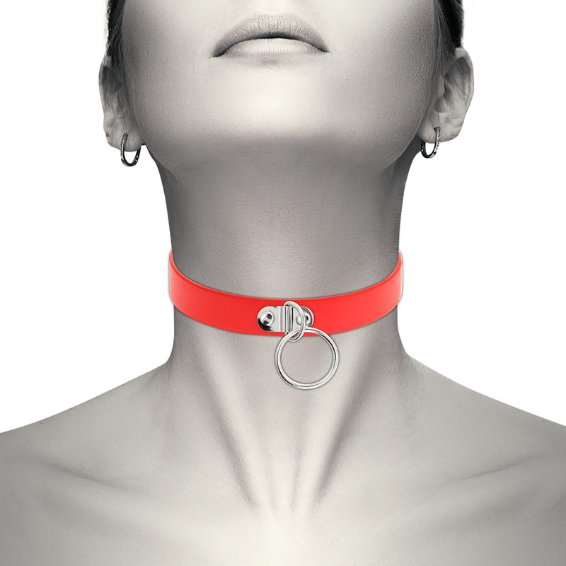 Collier rouge effet cuir avec anneau métallique argenté porté au cou