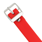 Détail de la boucle métallique réglable du collier rouge en cuir végan