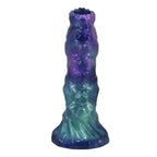 Vue de face du Duskwaker Sentinel Power Monsters en silicone tricolore violet, bleu et vert avec base ventouse
