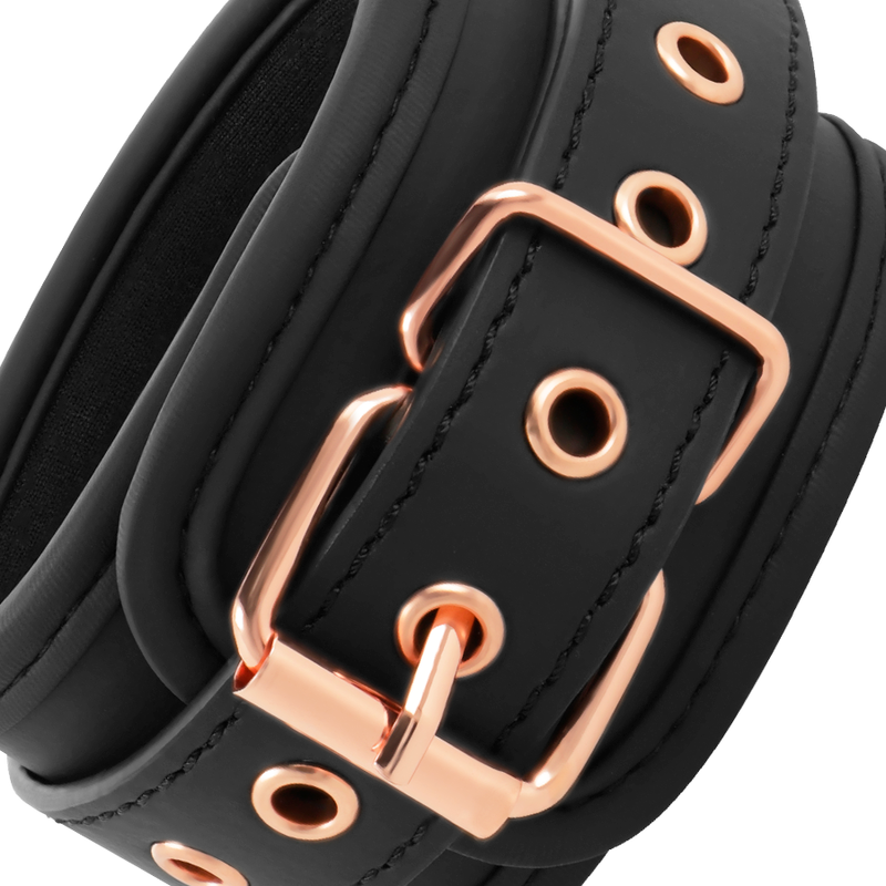 Détail des boucles métalliques cuivrées et des œillets de réglage sur les manchettes noires Fantasy
