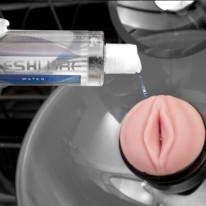 Application de lubrifiant à base d’eau sur le Fleshlight Stamina Training Unit Rose Lady