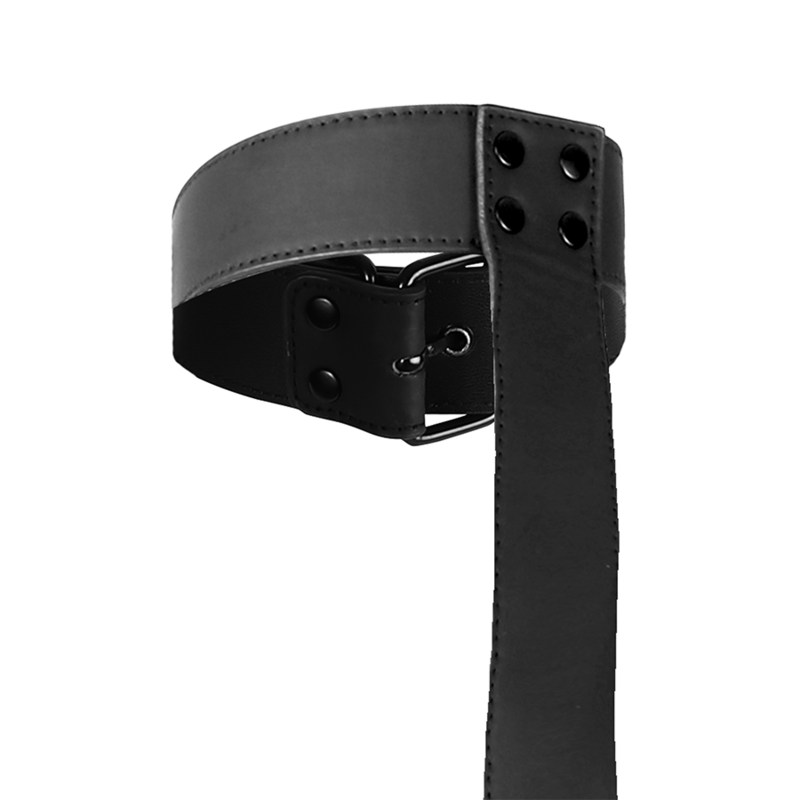 Détail du collier réglable en cuir vegan noir