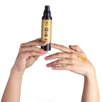 Application de l’huile corporelle glow Pretty But Wild Secretplay sur la main
