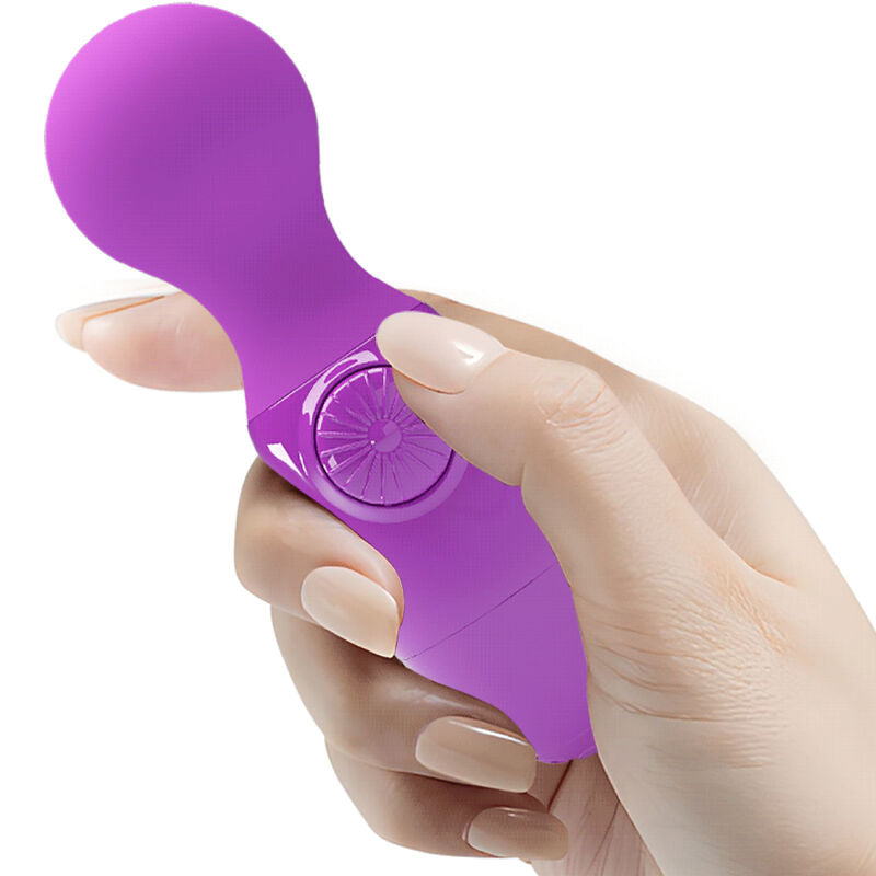 Little Cutie Pretty Love mini wand violet en main, format compact