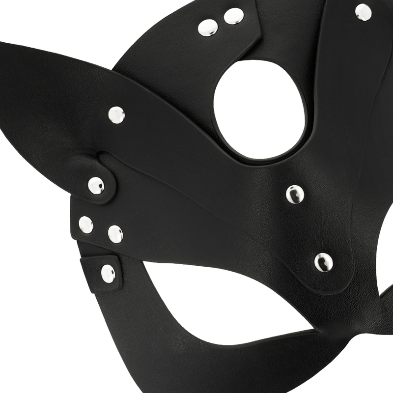 Gros plan sur les rivets argentés et les panneaux noirs du masque à oreilles de chat